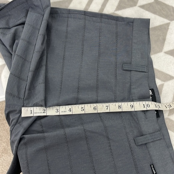 Travis Mathew Shorts Mens Gray Golf Performance Stretch Chino 10" Casual 34 - Picture 6 of 7